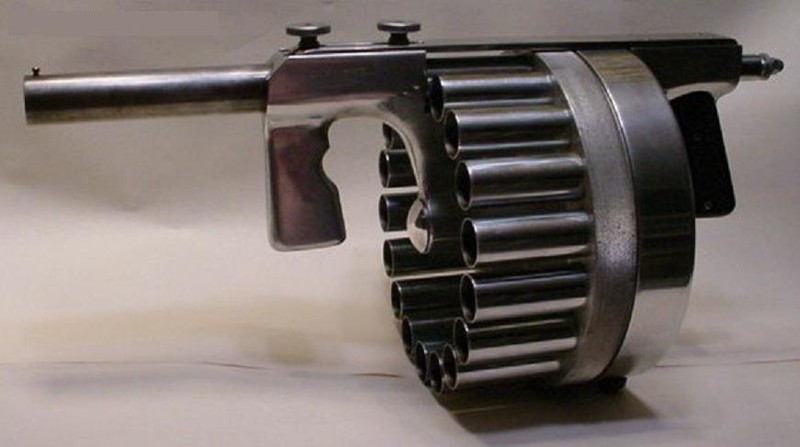 Пушка, стреляющая дымовыми патронами для подавления бунтов и беспорядков Пушка, стреляющая дымовыми гранатами для подавления бунтов и беспорядков