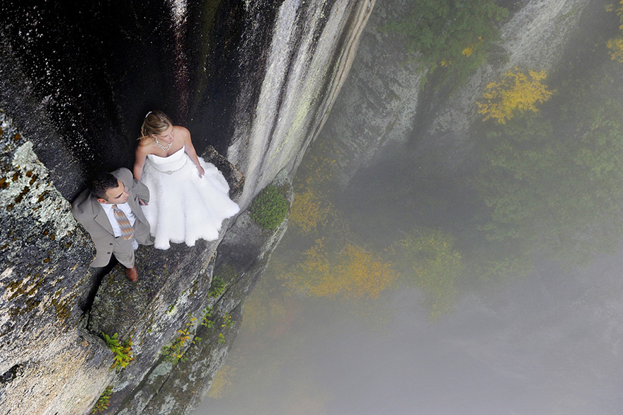 Свадебная фотоссесия на уступе горы в 106 метров
