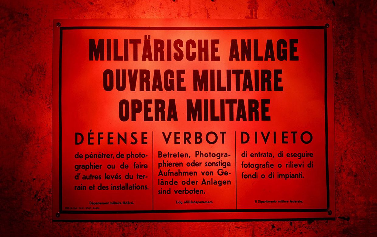 На плакате написано: “военный объект. Вход и фотографирование запрещены. ” Крепость Сассо да Пиньи на Сен-Готард.