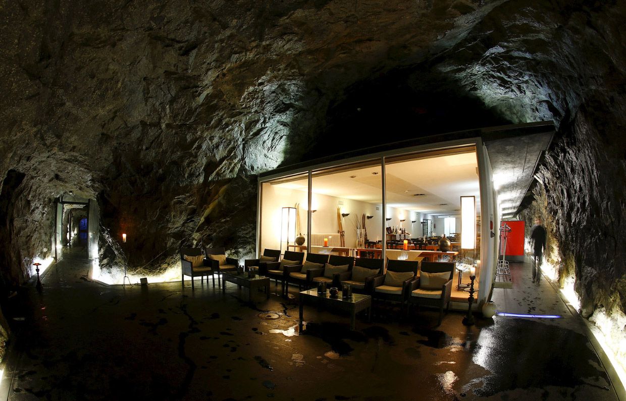 Отель в бывшем швейцарском бункере в Сен-Готард, Швейцария.