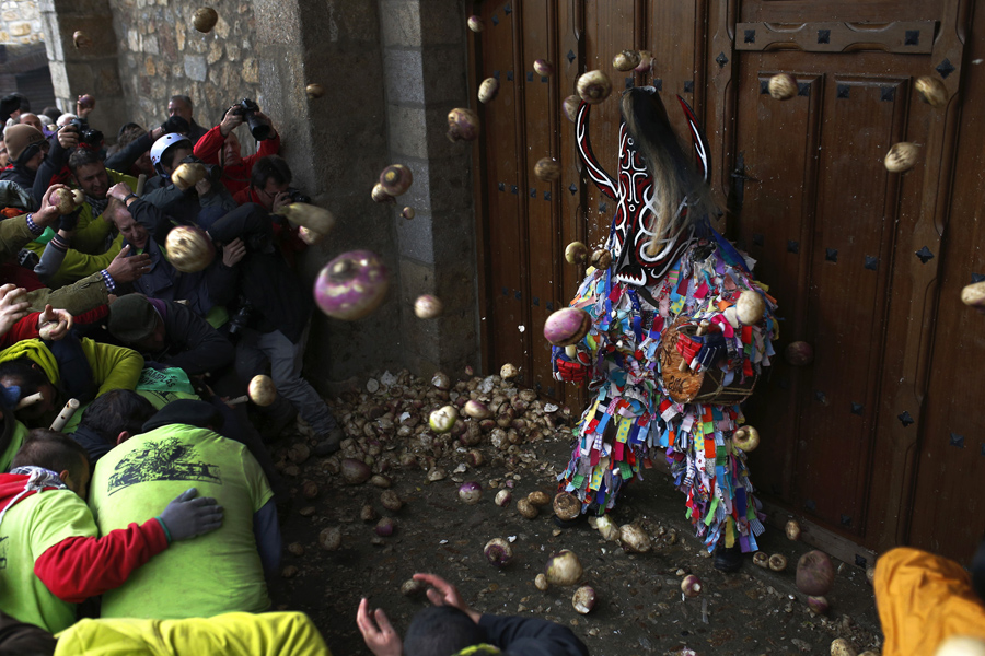 Сотни людей бежали по улицам крохотного городка на юго-западе Испании, преследуя причудливо одетого"вора" и закидывали его с репой.