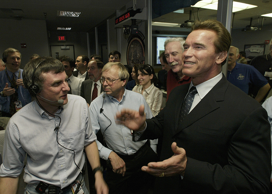 Губернатор Калифорнии, Арнольд Шварценеггер и главный исследователь в центре управления полетами в НАСА в Пасадене, Калифорния, 24 января 2004 года после удачной посадки «Оппортьюнити» на Марсе.