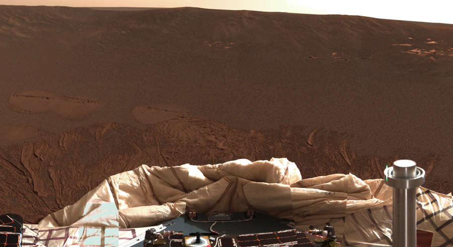 Внутренняя часть кратера вокруг Марса. Марсоход «Оппортьюнити» на Meridiani Planum, в оригинальном цвете можно увидеть изображения с панорамной камеры марсохода, 24 января 2004 г..