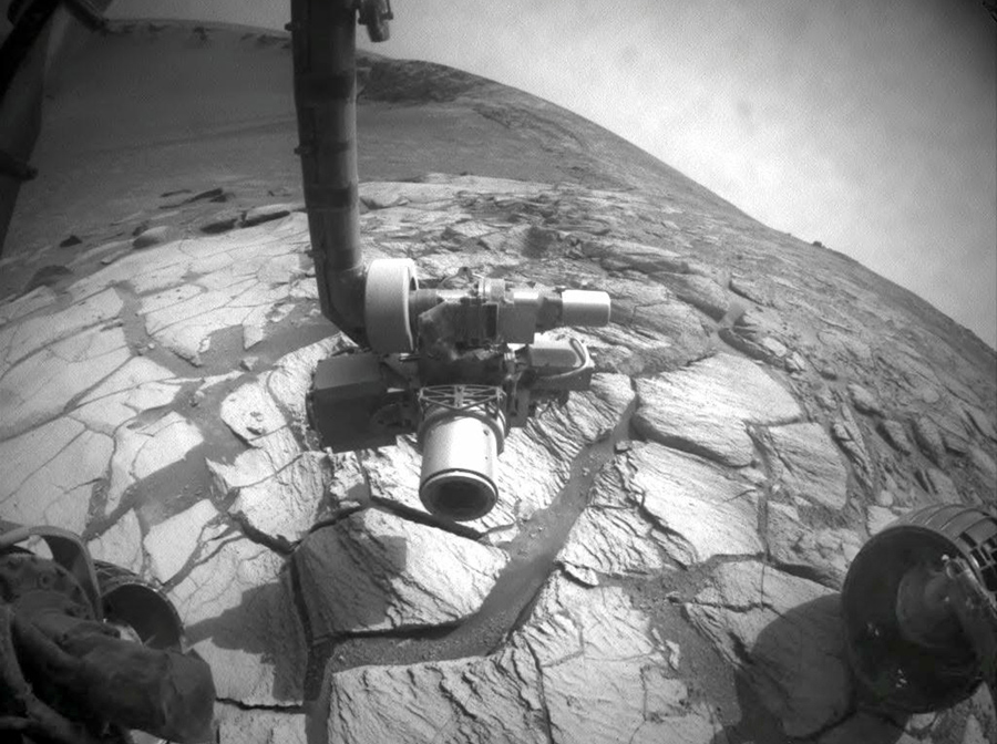 Фотография сделанная марсоходом показывает широкий угол обзора вниз и поперек кратера 