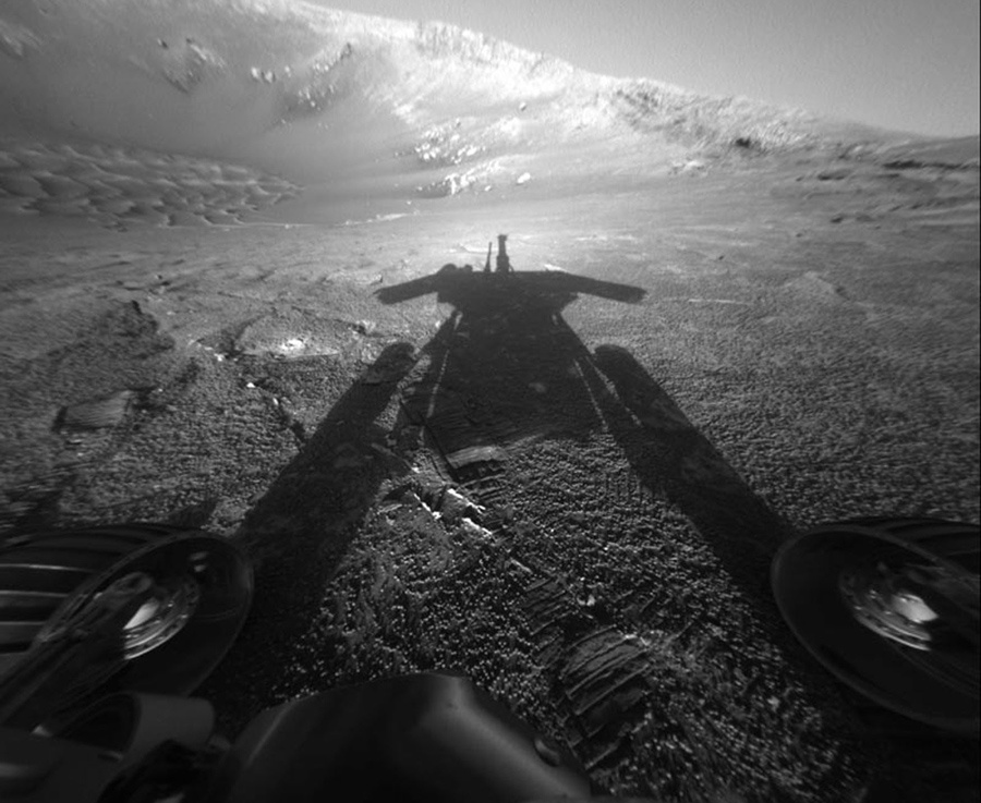 Тень от марсохода НАСА «Оппортьюнити» простирается по поверхности Марса, 26 июля, 2004 года.
