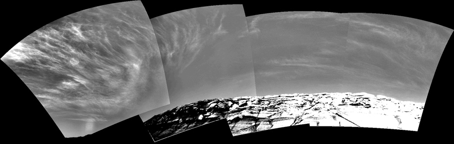 Появление облаков в Марсианском небе над Кратером в эту мозаику, около 9:30 утра, 16 ноября 2004. Эти облака являются частью которая образуется вблизи экватора, когда Марс находится в определенной части своей орбиты которая наиболее удалена от Солнца.