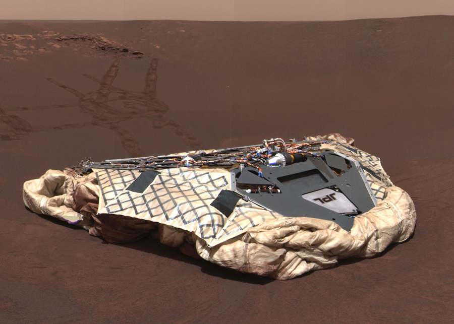 Изображение полученное панорамной камерой на борту марсохода «Оппортьюнити» показывает пустой посадочный модуль: "Челленджер", Меридиани Планум, Марс, 27 февраля, 2004.