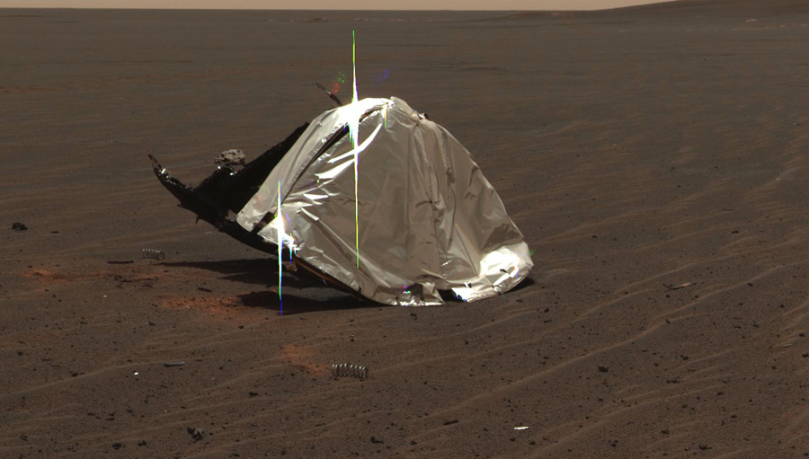 Остатки теплового щита который защищал Ровер от температуры до 1090 градусов по Цельсию, когда он входил в марсианскую атмосферу. 