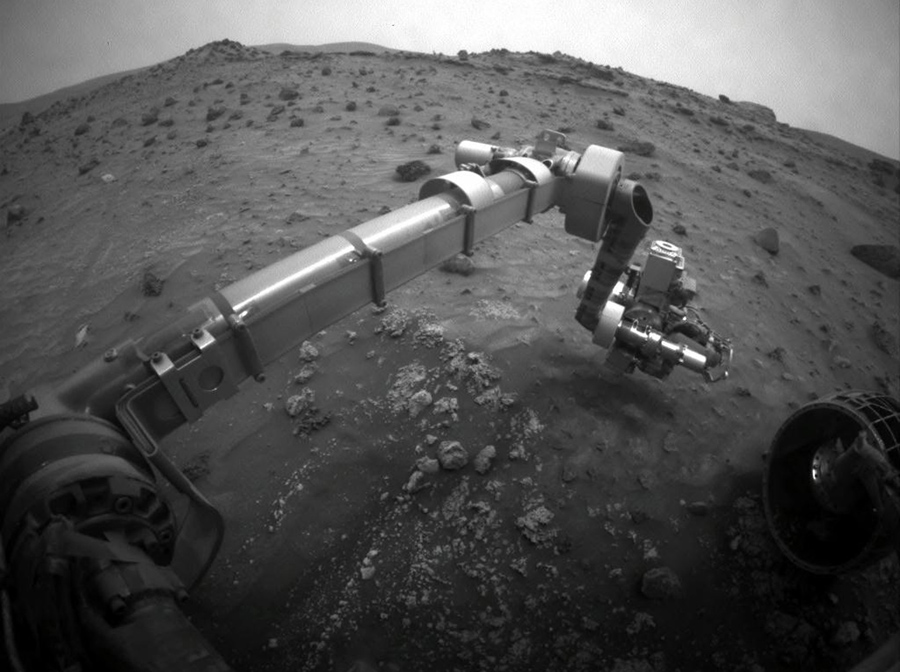 Другой марсоход Спирит застрял в мягкой почве в конце 2009 года, и его последняя связь с Землей была отправлена 22 марта 2010 года.