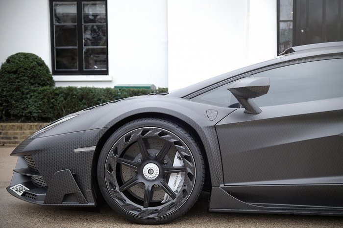 Lamborghini_Aventador_750_005