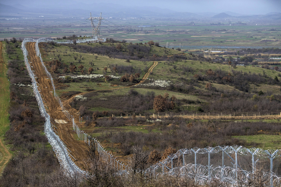Вид на забор из колючей проволоки вдоль границы Греция-Македония, 1 марта 2016 года, недалеко от Идомени, Греция.