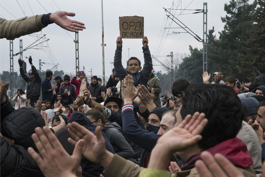 Протестующие беженцы и мигранты блокируют железнодорожные пути на греко-македонской границе. Они скандируют "открыть границу" в Идомени, Греции, 28 февраля 2016 года.