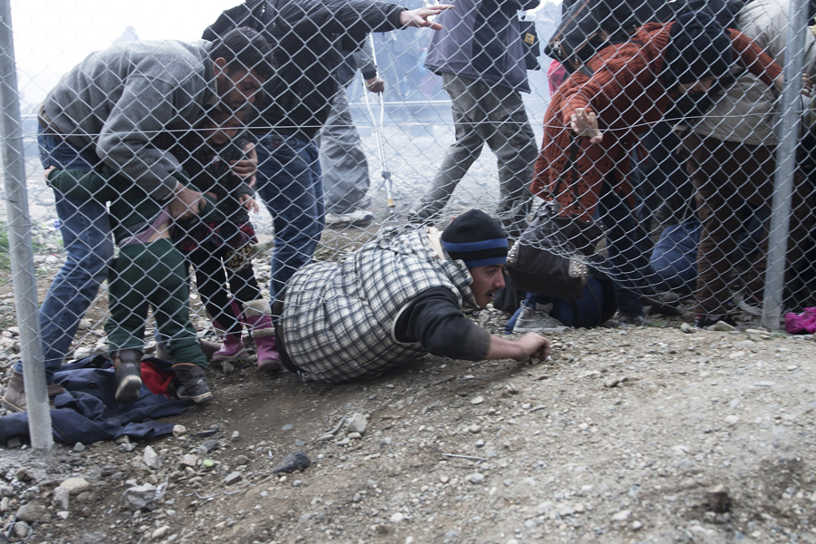 Беженцы убегают после того, как македонская полиция применила слезоточивый газ, 29 февраля 2016 года.