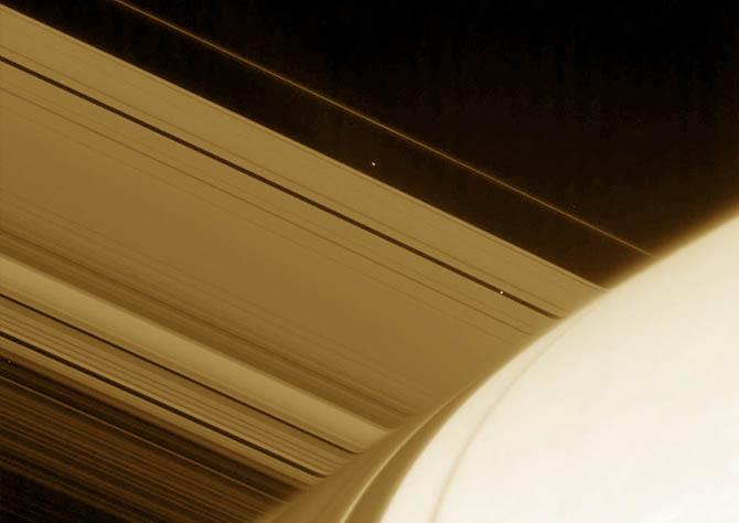 Полюса у Сатурна приплюснуты