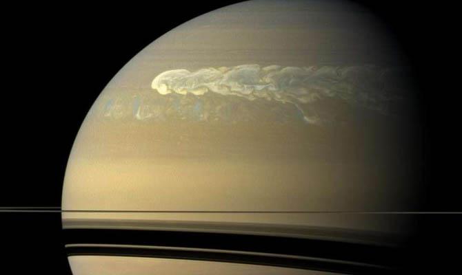 На самом деле Сатурн имеет гораздо меньшие размеры, чем это кажется наблюдателям