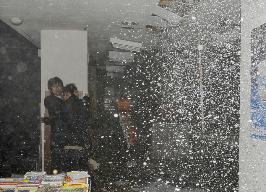 Рушится потолок в книжном магазине во время землетрясения в г. Сендай, на северо-востоке Японии, 11 марта 2011 года.