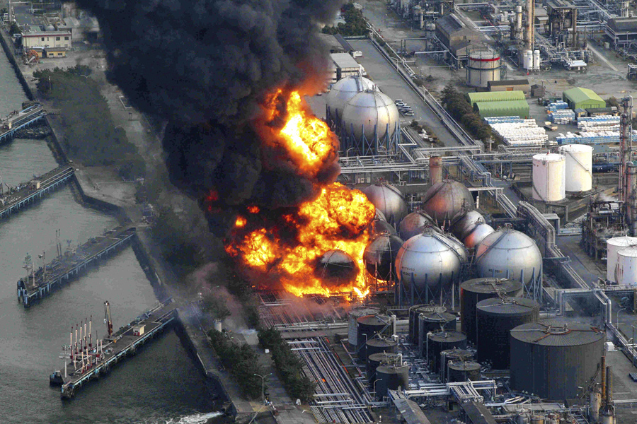Разрушенные резервуары с природным газом после землетрясений, на нефтеперерабатывающем заводе в городе Итихара, Префектура Тиба, возле Токио, 11 марта 2011 года.
