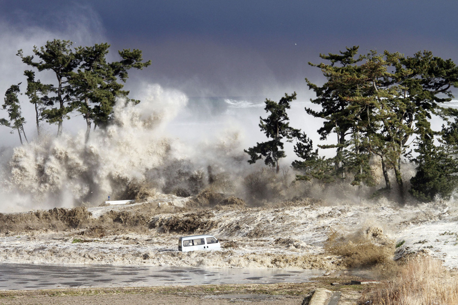Волны цунами обрушелись на побережье Минамисома в префектуре Фукусима, фотография сделана11 марта 2011 года.