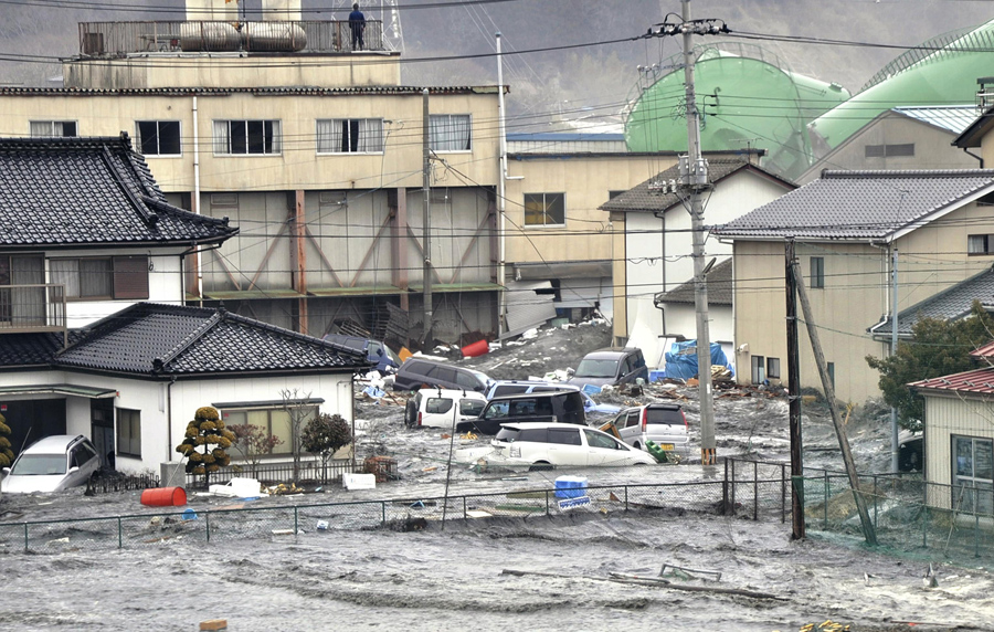 Затопленные улицы после цунами и землетрясения в городе Кэсэннума, Префектура Мияги, 11 марта 2011 года.