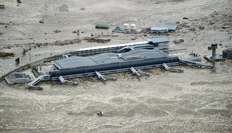 Аэропорт Сендай находится в окружении бурлящей воды после цунами и землетрясения в г. Сендай, Япония, 11 марта 2011 года.