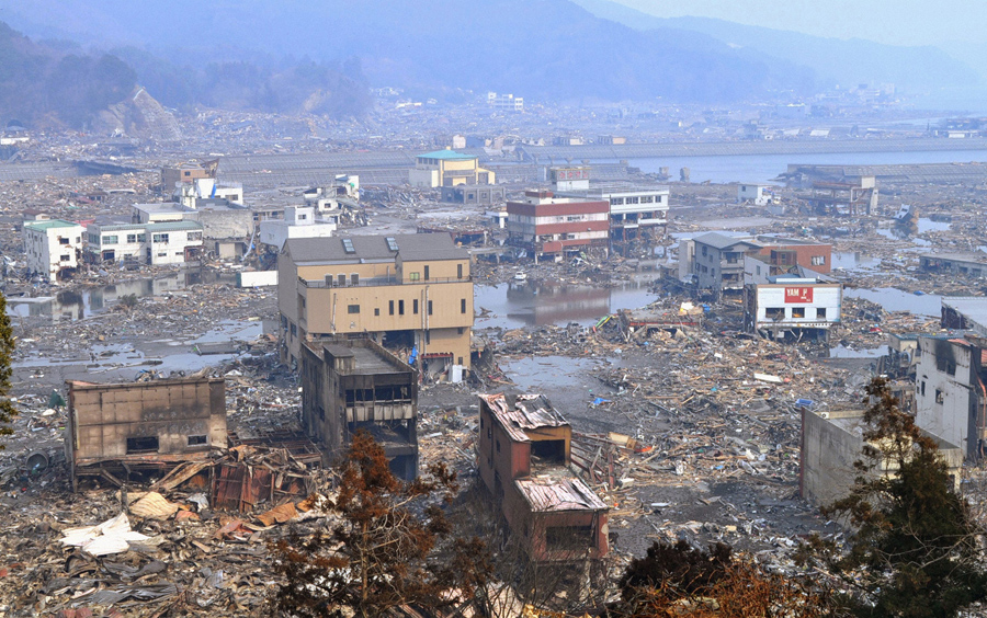 Пейзаж с разрушенной инфраструктурой в Оцути, префектура Иватэ, 14 марта 2011 года.