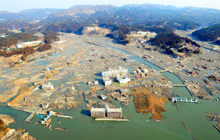 Вид с высоты птичьего полета, цунами уничтожило город Камаиси, префектура Иватэ, 13 марта 2011 года.