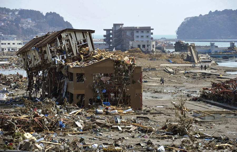 Разрушенное здание после цунами в Минамисанрику, префектура Мияги, 13 марта 2011.