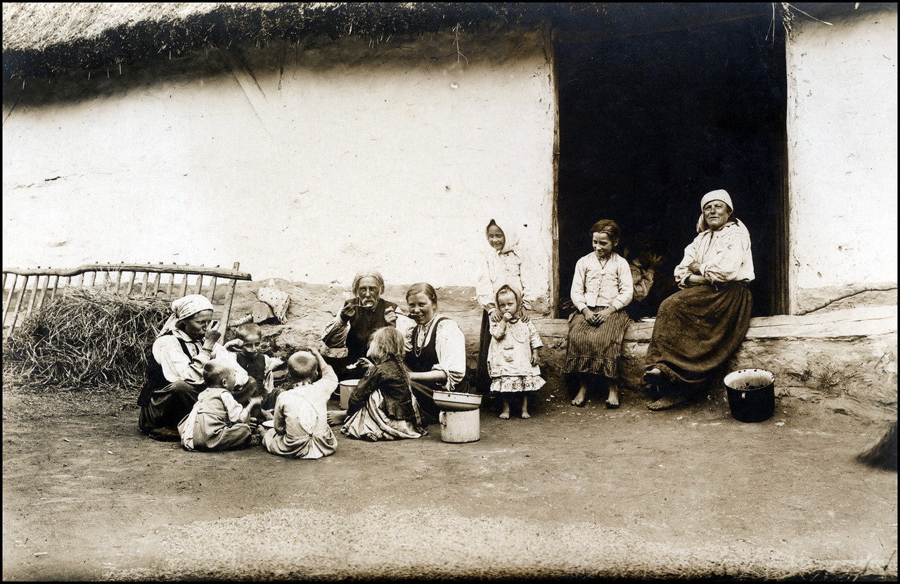 Польская крестьянская семья ест свой хлеб