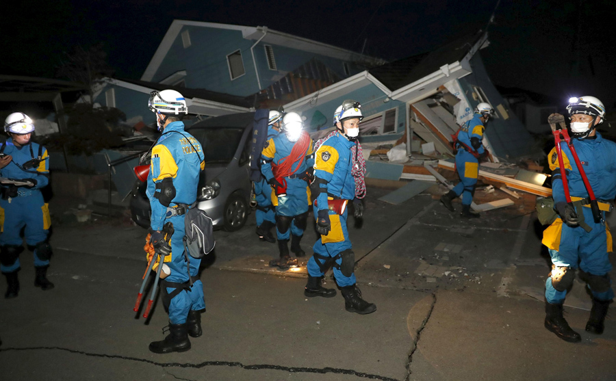 Спасатели проверяют рухнувший дом после землетрясения в городе Машику, 16 апреля 2016 года.