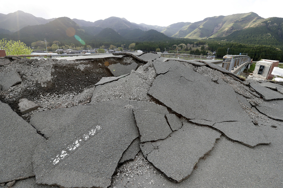 На снимке поврежденная дорога в результате землетрясений в АСО, префектура Кумамото, 17 апреля 2016 года.