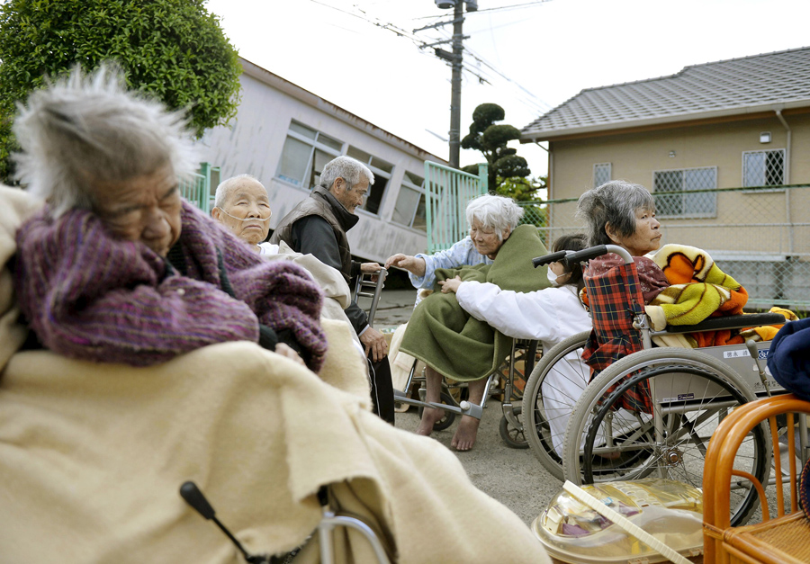 Эвакуированные старики из дома престарелых.