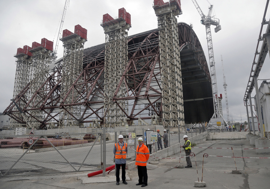 Гигантская стальная арка чтобы закрыть остатки взорванного реактора на Чернобыльской АЭС в Украине.
