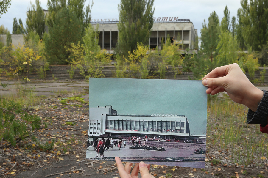 Старая фотография и как выглядит сейчас площадь и «Энергетик» 29 сентября 2015 года.