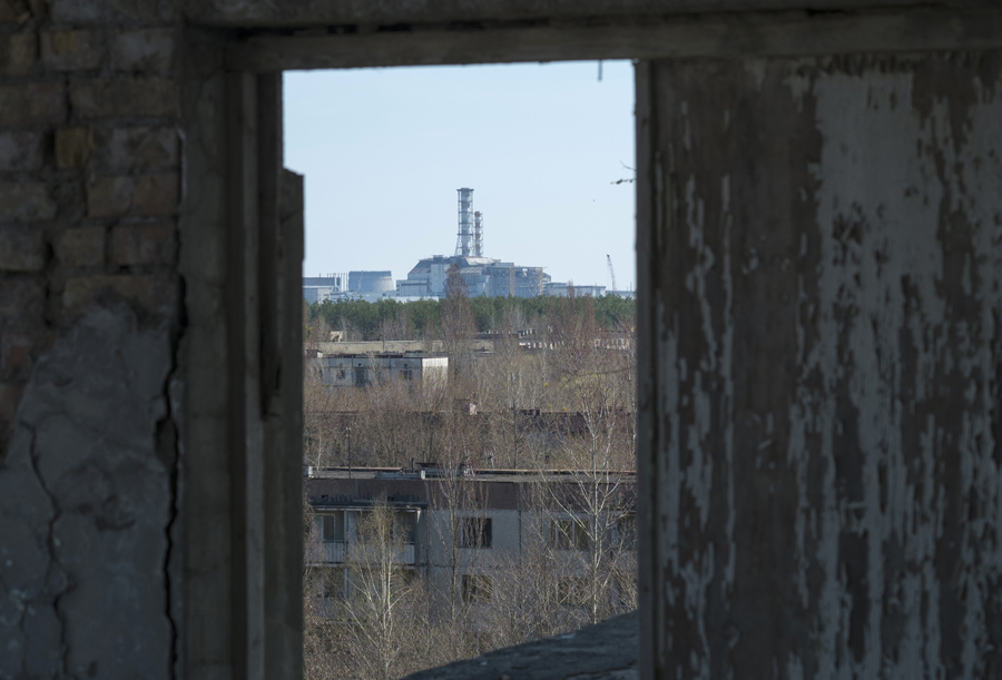 Вид на станцию и саркофаг из заброшенного города Украины Припяти, 23 апреля 2013 года.