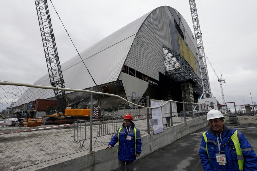 Строительство нового безопасного конфайнмента (НБК) на месте ядерного реактора Чернобыльской АЭС, Украина, 23 марта 2016 года.