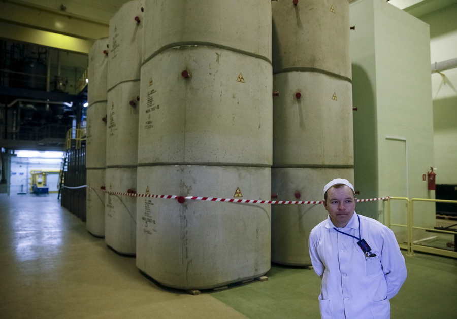 Сотрудник завода по переработке жидких радиоактивных отходов на Чернобыльской АЭС в Украине, 23 марта 2016 года.