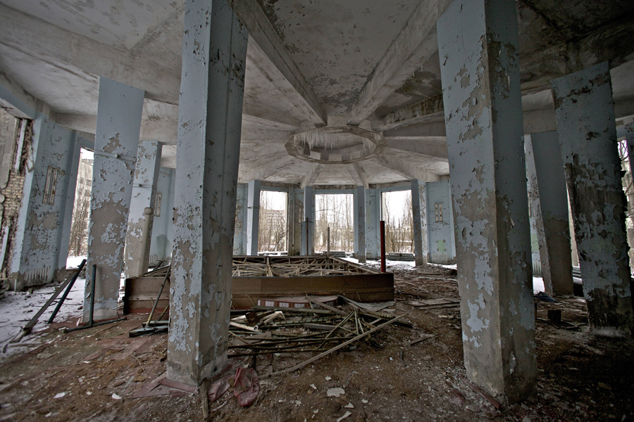 Заброшенный зал в Припяти.