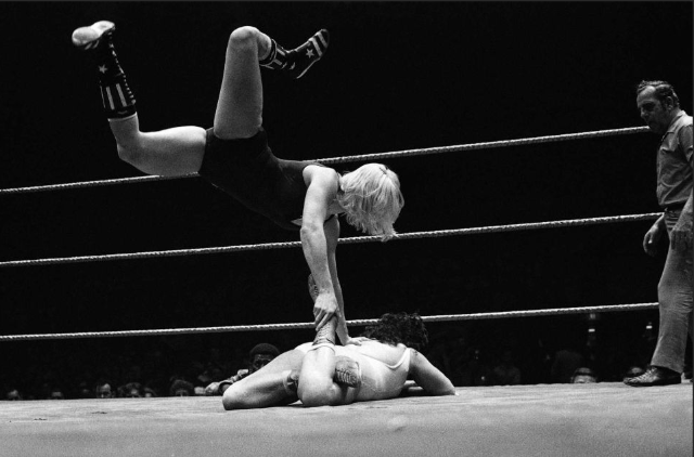 woman_wrestling_vintage_005