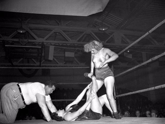 woman_wrestling_vintage_007