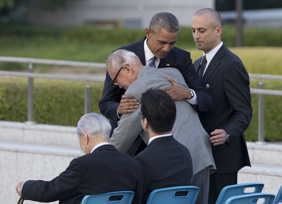 Президент США Барак Обама обнимает Сигэаки Мори, выживший после взрыва атомной бомбы в Хиросиме; 27 мая 2016 года. В пятницу Обама стал первым действующим президентом США, который посетил Хиросиму.