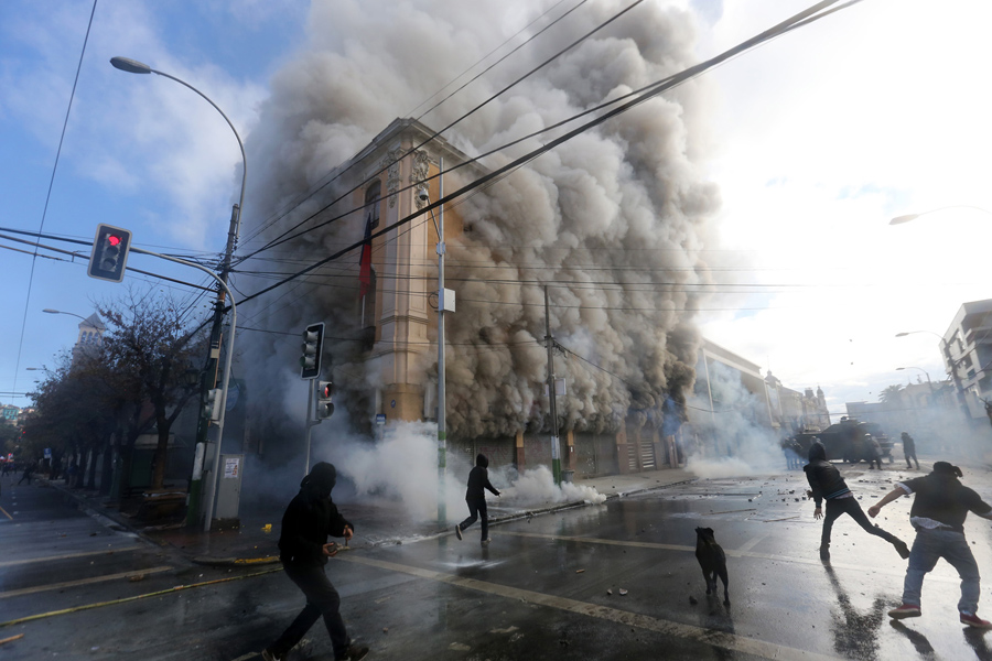 Столкновения демонстрантов с полицией в окрестностях национального конгресса в Вальпараисо, Чили. Президент Мишель Бачелет в своем ежегодном обращении к нации 21 мая 2016 года. 