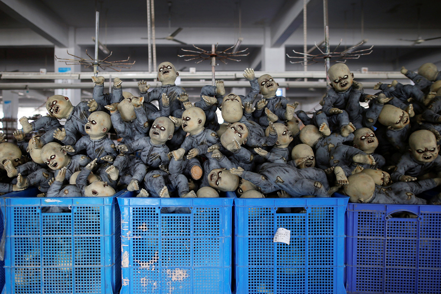 Куклы на Хэллоуин на заводе в Цзиньхуа, провинция Чжэцзян, Китай, 25 мая 2016 года.