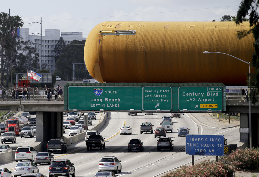 Последний оставшийся космический челнок внешнего топливного бака по шоссе 405 в Лос-Анджелесе, 21 мая 2016 года.