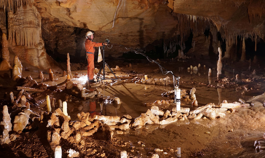 Ученый проводит измерения  в пещере Bruniquel на юго-западе Франции.