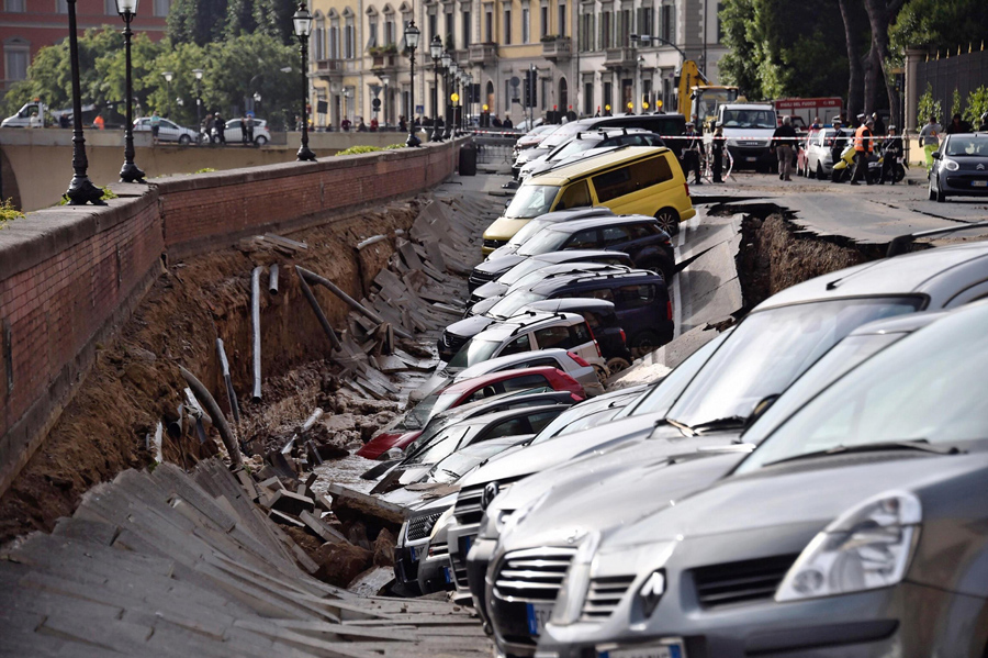 Обрушение асфальта с автомобилями вдоль реки Арно, во Флоренции, Италия, 25 мая 2016 года. По имеющимся данным, обрушение произошло рано утром и был вызван разрывом водопровода. Никто не пострадал.