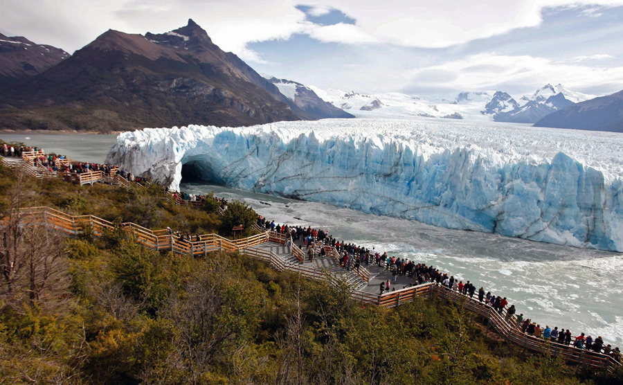 Посетители в леднике Перито-Морено в национальном парке Лос-Гласиарес, на юго-западе провинции Санта-Крус, Аргентина, 9 марта 2016 года. Перито-Морено является одним из 48 ледников, питаемых Южной частью Патагонского ледового поля в горной цепи Анд.