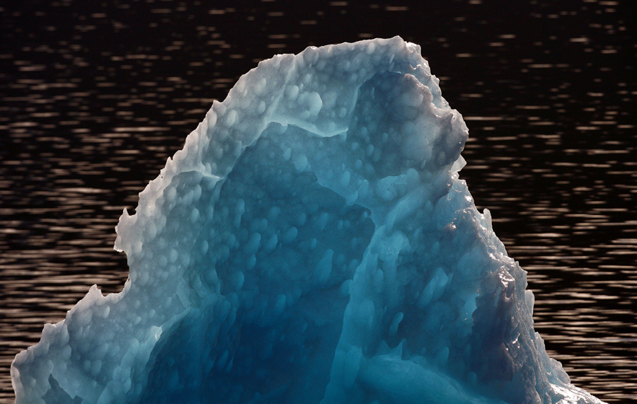 Айсберг в Северном ледяном поле Патагонии, в национальном парке Лагуна Сан-Рафаэль, 1300 километрах к югу от Сантьяго, Чили, 29-го октября 2007 года.