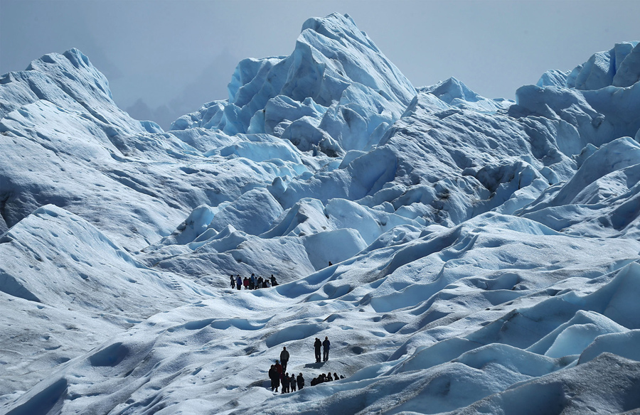 Путешественники восходят на ледник Перито-Морено в национальном парке Лос-Гласиарес, 27 ноября 2015 в Санта-Крус, Аргентина.