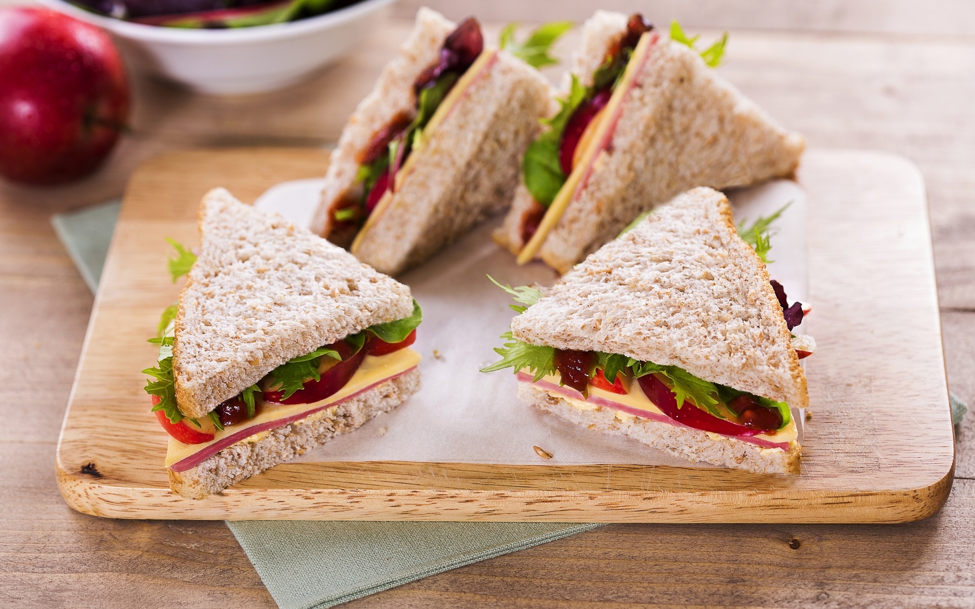 Одним из самых популярных блюд для перекуса по всему миру считается сэндвич. 