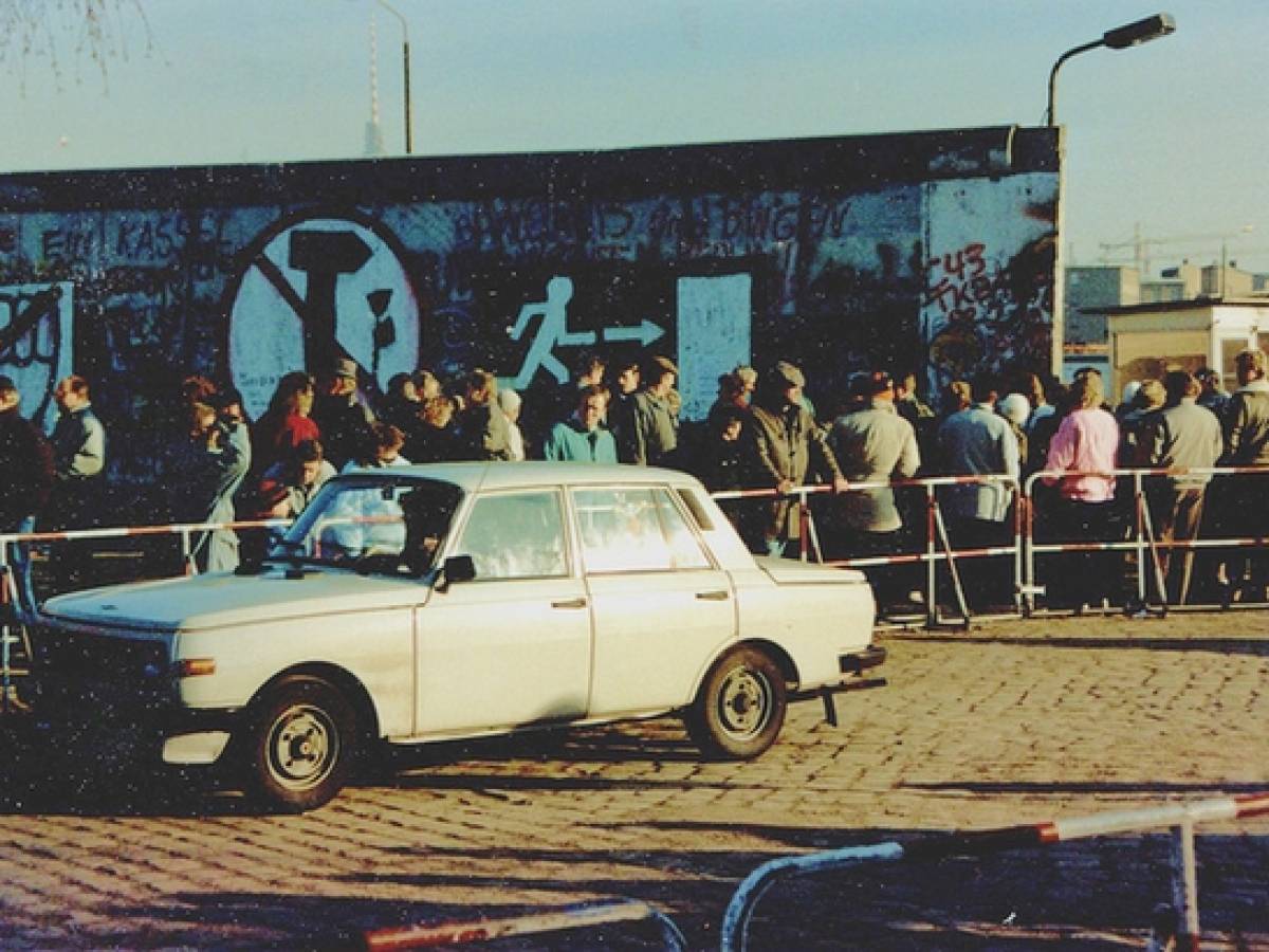 Восток-Запад Германии в Апреле 1990 года, после падения Берлинской Стены